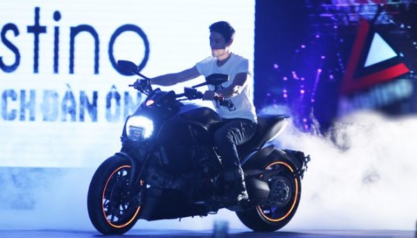 Johnny Trí Nguyễn cưỡi mô tô phân khối lớn lên sân khấu