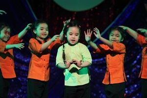 Con gái Kiều Oanh múa hát trong show hài của mẹ