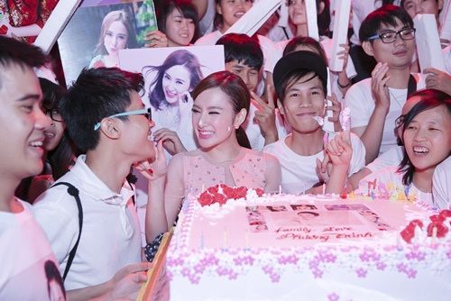 Fan vây kín trong sinh nhật nửa đêm của Angela Phương Trinh 45
