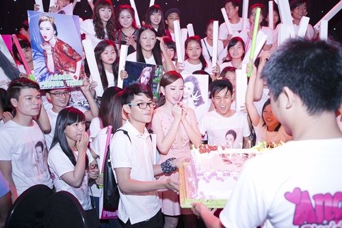 Fan vây kín trong sinh nhật nửa đêm của Angela Phương Trinh 33