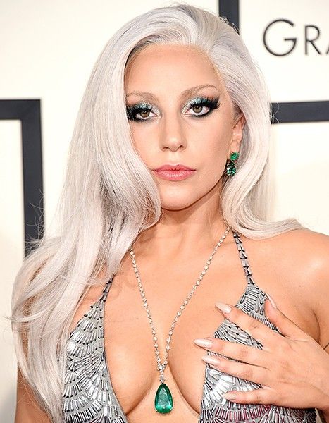 Lady Gaga suýt lộ ngực ở Grammy 2