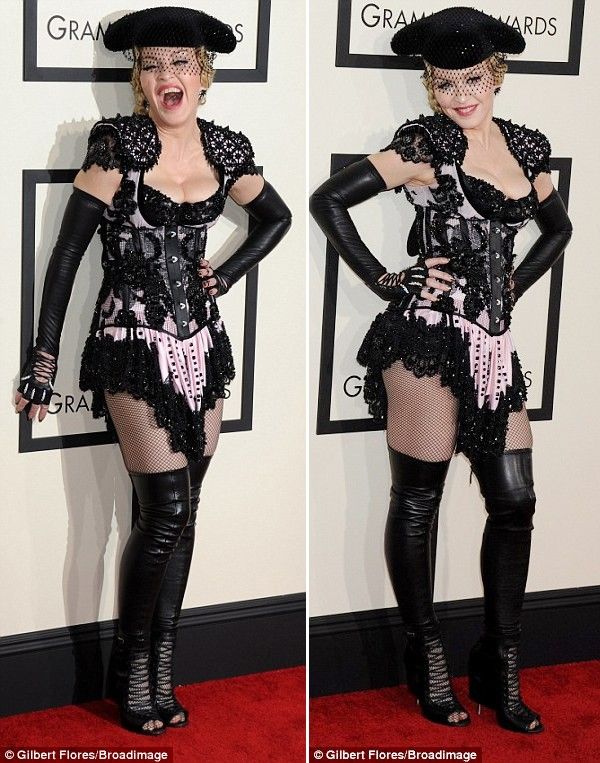 Madonna tốc váy khoe vòng ba trên thảm đỏ Grammy 4