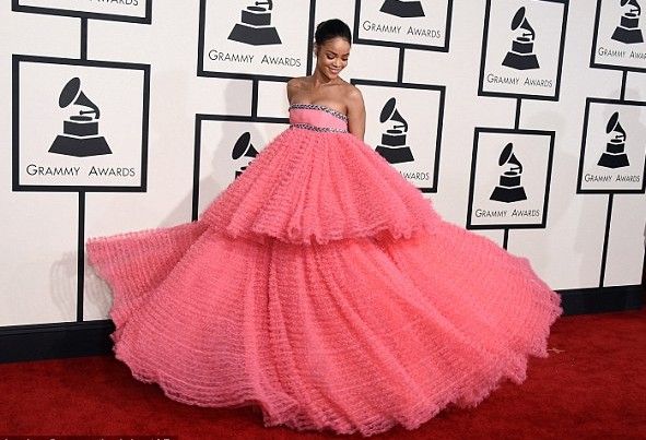 Rihanna dẫn đầu danh sách thảm họa thời trang Grammy 2