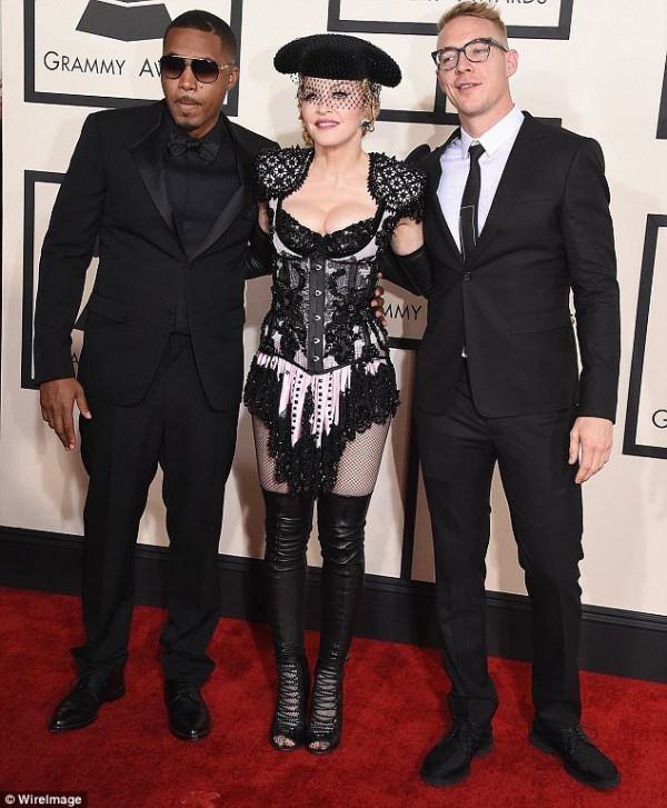 Madonna tốc váy khoe vòng ba trên thảm đỏ Grammy 5