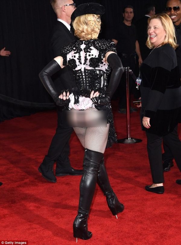Madonna tốc váy khoe vòng ba trên thảm đỏ Grammy 3