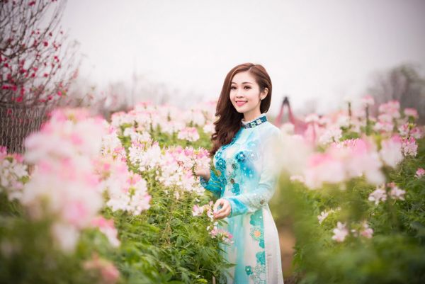 MC Thùy Linh xinh đẹp giữa sắc hoa đào 6