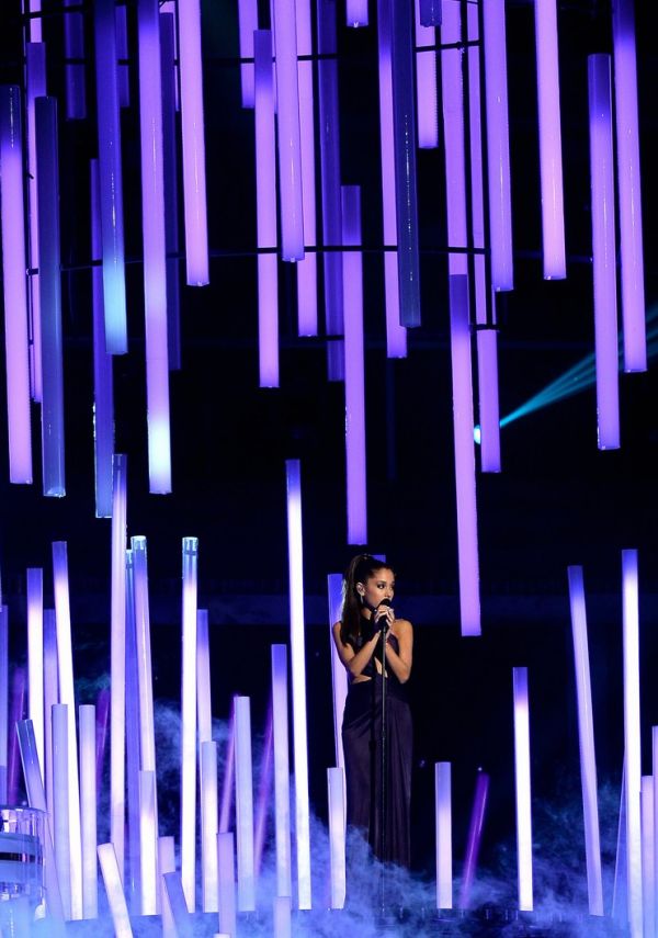 Phần trình diễn xúc động của Ariana Grande tại Grammy lần thứ 57