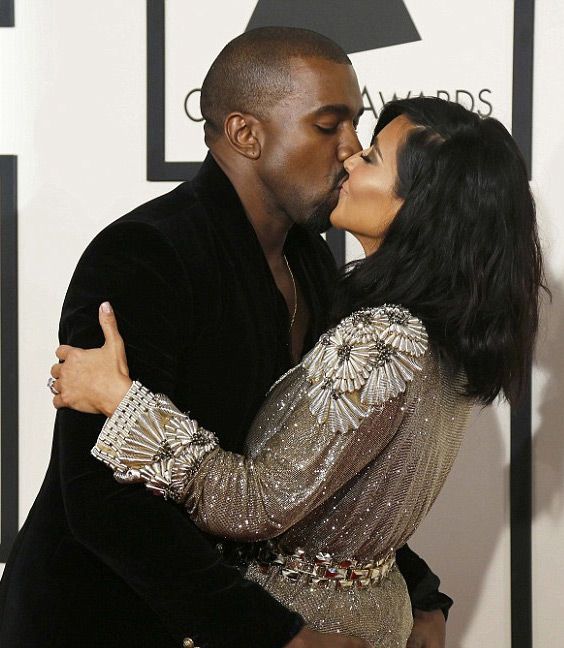 Vợ chồng Kim Kardashian hôn nhau say đắm trên thảm đỏ 9