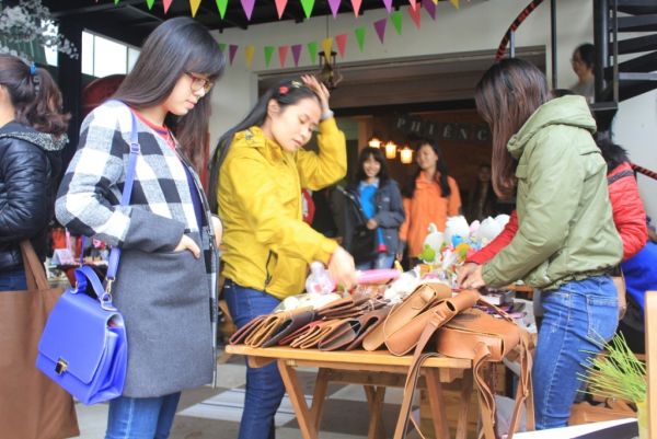 Giới trẻ Huế nô nức sắm Tết trong phiên chợ… Valentine