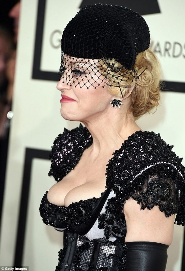 Madonna tốc váy khoe vòng ba trên thảm đỏ Grammy 2