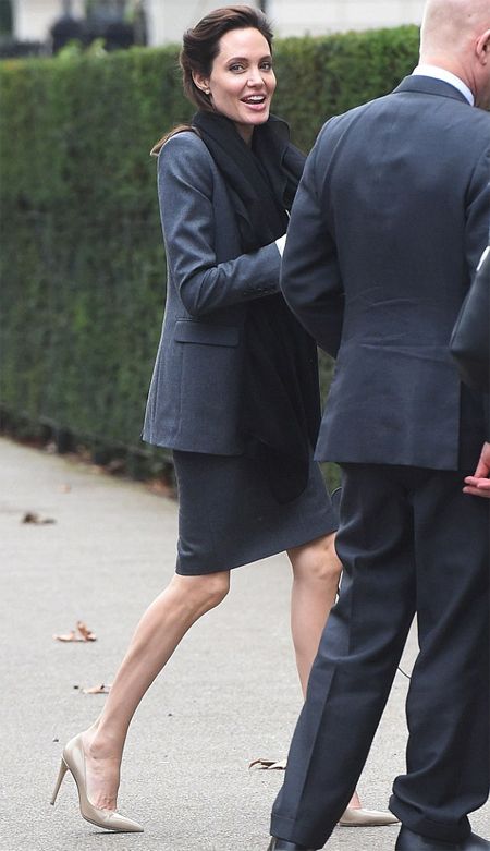 Angelina Jolie lộ chân khẳng khiu 5
