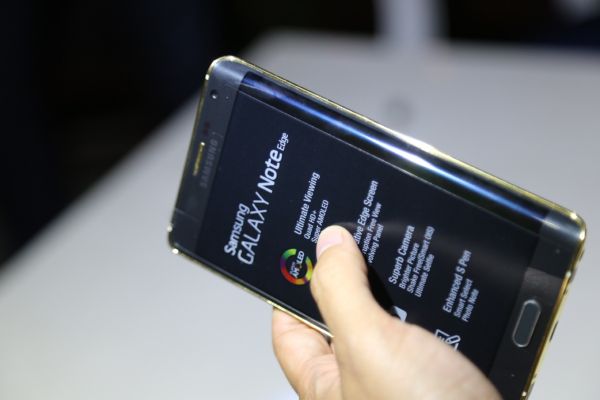 Cận cảnh Galaxy Note Edge mạ vàng tại Việt Nam 4