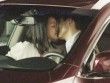 Vợ chồng Châu Tấn hôn nhau đắm đuối trên xe ô tô