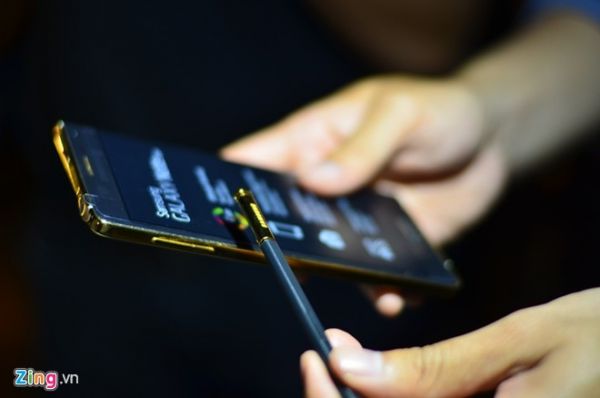 Đập hộp Samsung Galaxy Note Edge mạ vàng đầu tiên ở VN 5