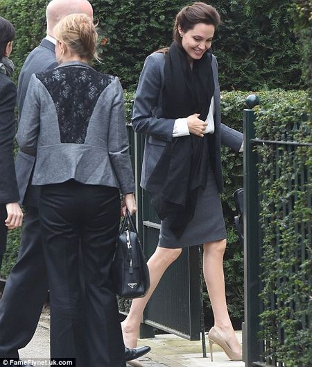 Angelina Jolie lộ chân khẳng khiu 6