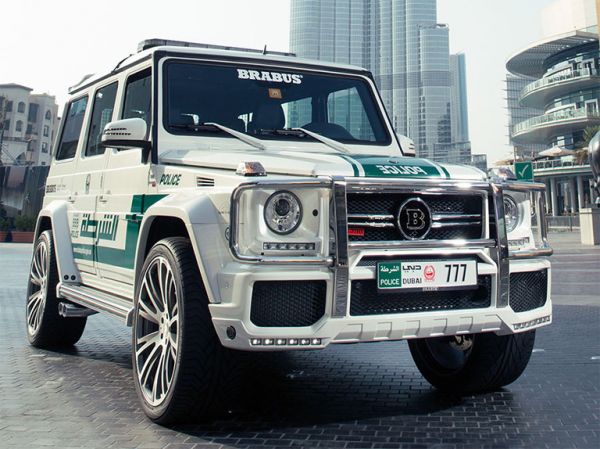 Cảnh sát Dubai khoe siêu xe dọa nạt các tay đua 4