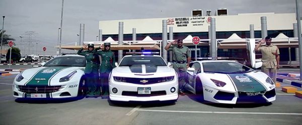 Cảnh sát Dubai khoe siêu xe dọa nạt các tay đua