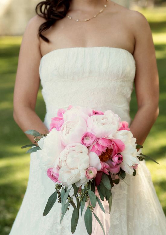 Hoa cưới màu hồng cho cô dâu Việt 6