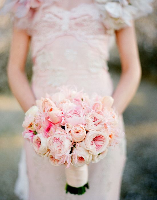 Hoa cưới màu hồng cho cô dâu Việt