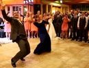 Mẹ và con trai nhảy tưng bừng mừng đón cô dâu