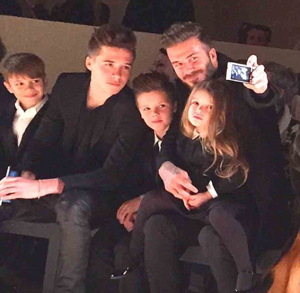 Gia đình tới cổ vũ Victoria Beckham ra mắt BST mới 8