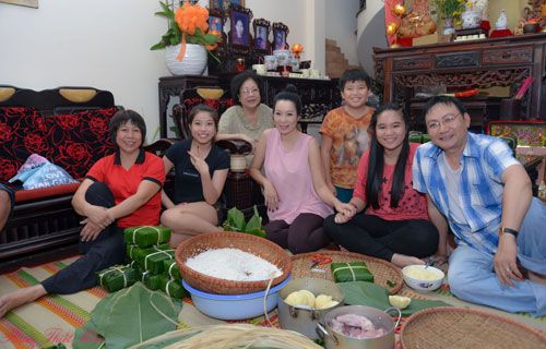Gia đình sao Việt quây quần gói bánh chưng 8
