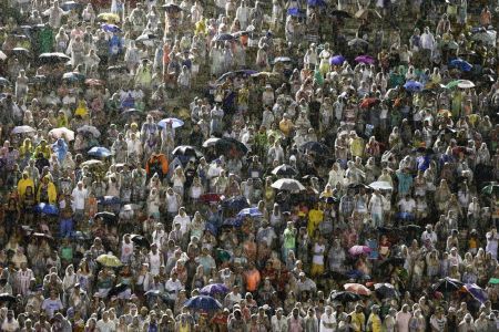 Lễ hội hóa trang lớn nhất thế giới vẫn rầm rộ bất chấp mưa bão 24