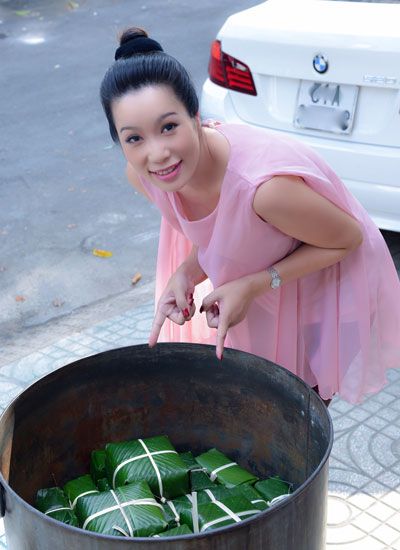 Gia đình sao Việt quây quần gói bánh chưng 3