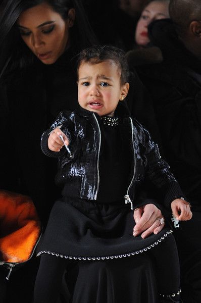 Con gái Kim Kardashian khóc thét khi đi xem trình diễn thời trang
