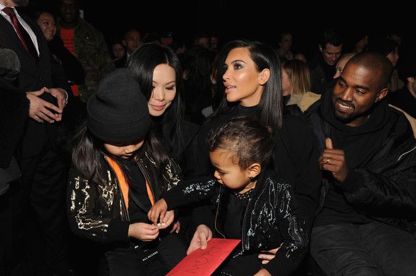 Con gái Kim Kardashian khóc thét khi đi xem trình diễn thời trang 8