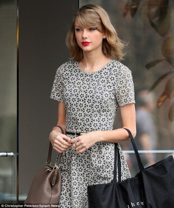 Taylor Swift chi mạnh tiền cho bờm nơ làm điệu tóc 9