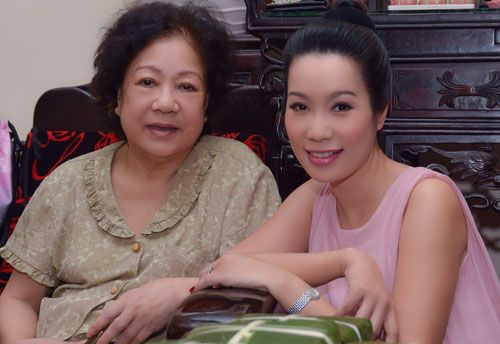 Gia đình sao Việt quây quần gói bánh chưng 7