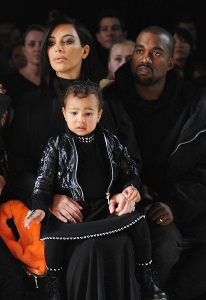 Con gái Kim Kardashian khóc thét khi đi xem trình diễn thời trang 4