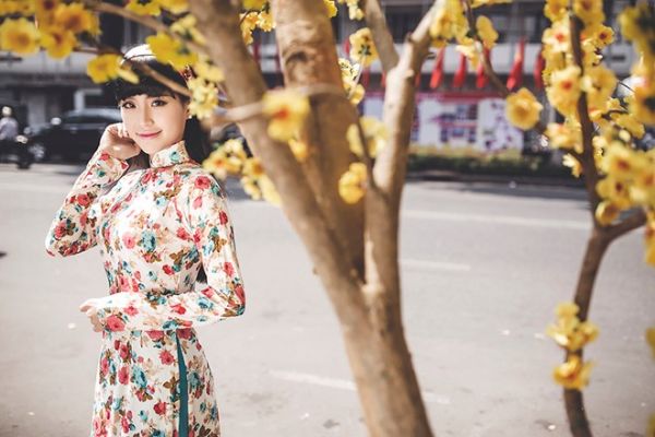 Á hậu Diễm Trang diện áo dài hoa cổ điển dạo phố xuân