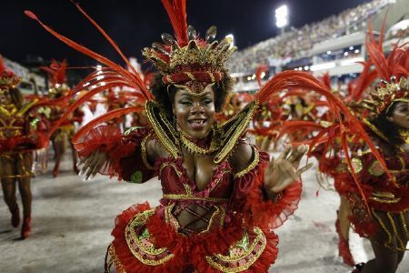 Lễ hội hóa trang lớn nhất thế giới vẫn rầm rộ bất chấp mưa bão 15