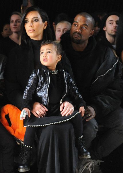 Con gái Kim Kardashian khóc thét khi đi xem trình diễn thời trang 7