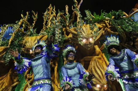 Lễ hội hóa trang lớn nhất thế giới vẫn rầm rộ bất chấp mưa bão 9