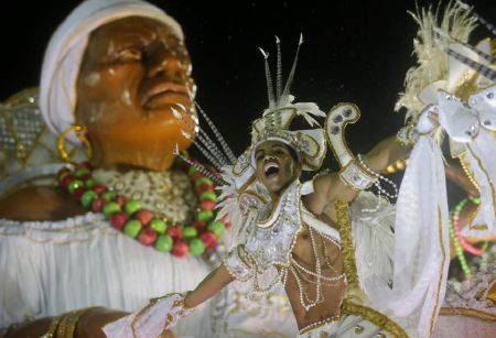 Lễ hội hóa trang lớn nhất thế giới vẫn rầm rộ bất chấp mưa bão 5