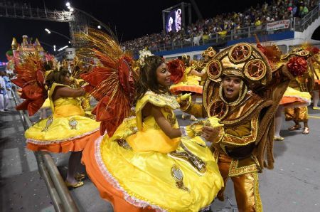 Lễ hội hóa trang lớn nhất thế giới vẫn rầm rộ bất chấp mưa bão 2