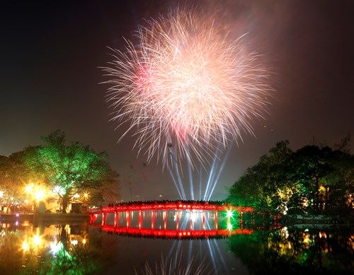 900.000 đồng một chỗ ngồi xem pháo hoa ở Hà Nội