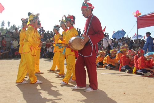 Độc đáo lễ hội "xông biển" đầu năm của ngư dân Quảng Ngãi