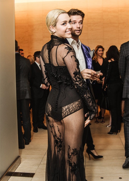 Miley Cyrus được khuyên không mặc nội y dưới váy mỏng 2