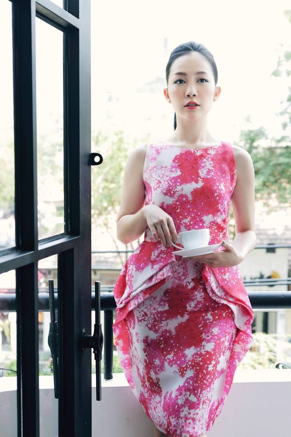 Linh Nga diện váy hồng pastel xuống phố
