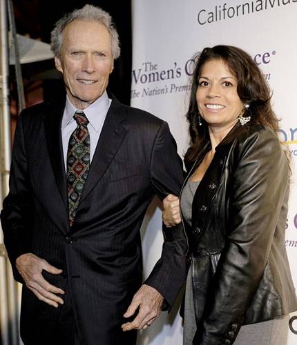 Ly dị vợ chưa đầy một năm, Clint Eastwood hò hẹn với người kém 33 tuổi 3