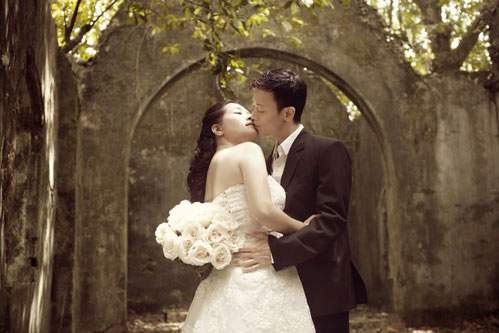 Thanh Thanh Hiền hôn con trai Chế Linh trong ảnh cưới 18