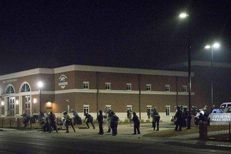 Mỹ: Biểu tình lại bùng phát tại Ferguson, 2 cảnh sát bị bắn 9