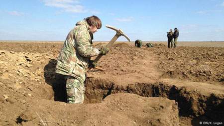 Đông Ukraine: Chưa rút vũ khí, đã vội đào hào