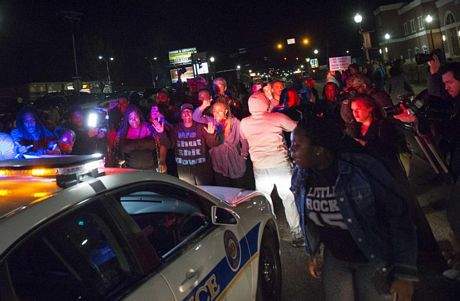Mỹ: Biểu tình lại bùng phát tại Ferguson, 2 cảnh sát bị bắn 3