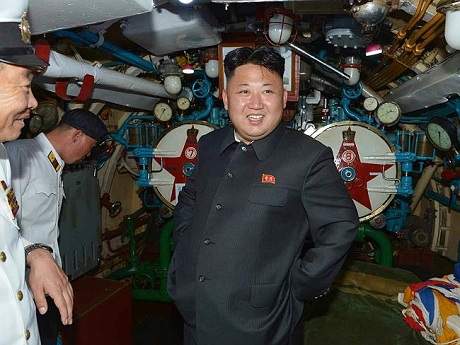 Ông Kim Jong-un đưa em gái đi thị sát quân đội ở bờ biển phía đông