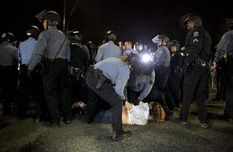 Mỹ: Biểu tình lại bùng phát tại Ferguson, 2 cảnh sát bị bắn 10